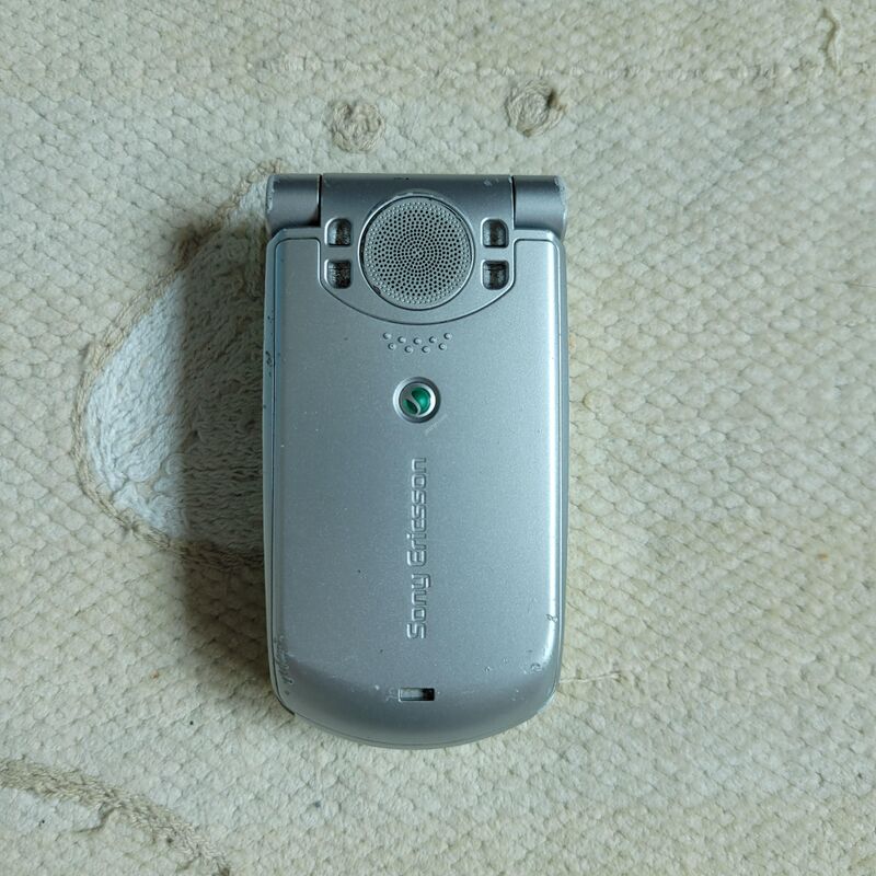 �ܻ� AU BY KDDI A1404S ������