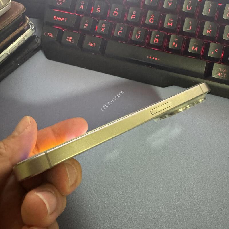 �������� SSS�� ������15���� 256GB �Ǹ��մϴ�.