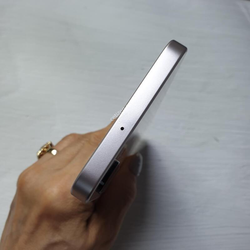 SK ������ ���̵�8 128G ����Ʈ��ũ S�� �Ǹ��մϴ�