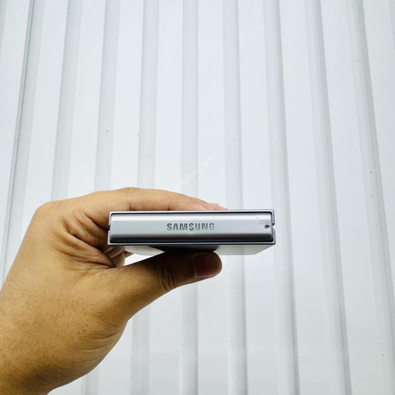 ������ ZFlip6 256GB �׷���