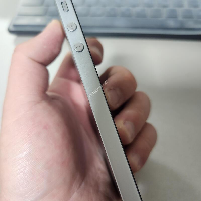 SSSS�� ���͸�100% ������SE 1���� �����̽��׷��� 64GB