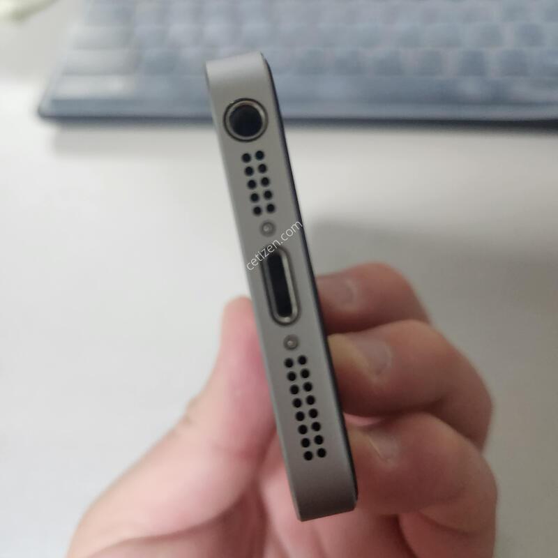 SSSS�� ���͸�100% ������SE 1���� �����̽��׷��� 64GB