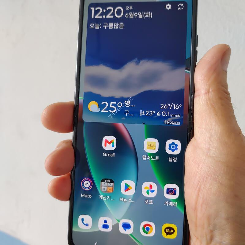 ����ζ� 2020 RAZR 5G �ø�