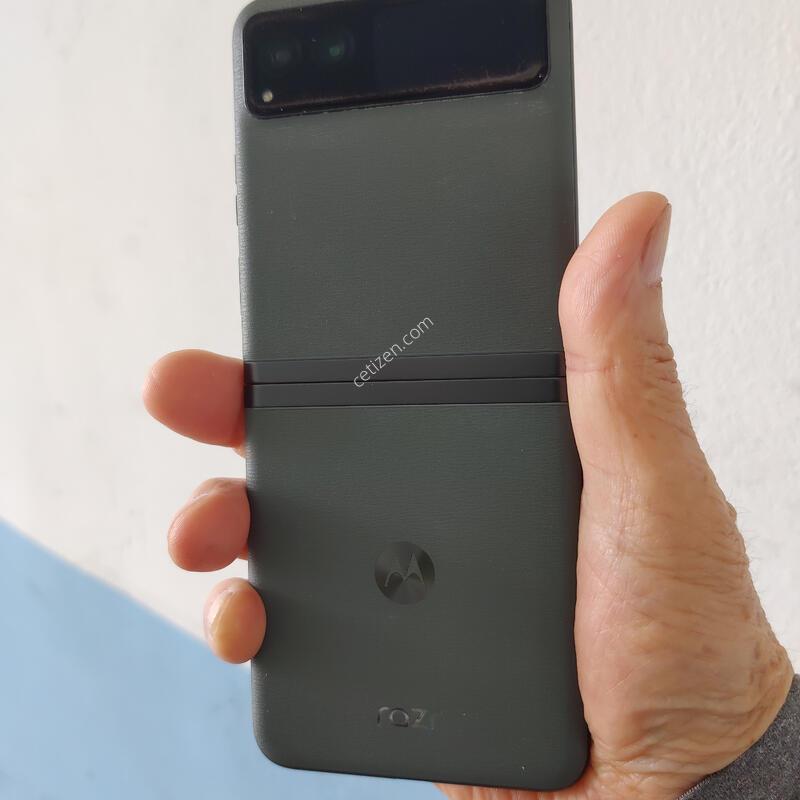 ����ζ� 2020 RAZR 5G �ø�