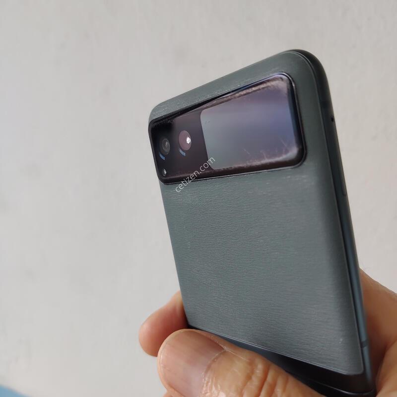 ����ζ� 2020 RAZR 5G �ø�