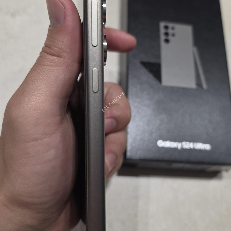 s26��Ʈ�� 256gb �˴ϴ�.