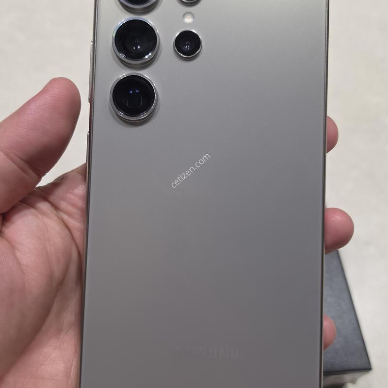 s26��Ʈ�� 256gb �˴ϴ�.