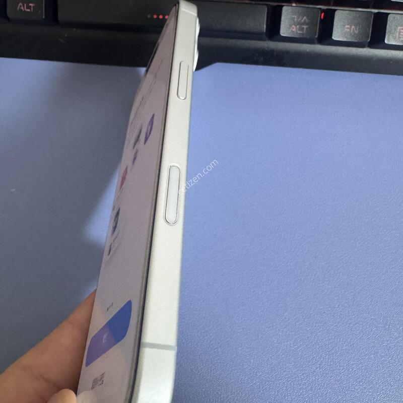 �������� SSS�� ������17 512GB �Ǹ��մϴ�.