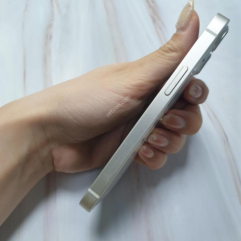 ������13�̴� ȭ��Ʈ 128G ������ �Ǹ��մϴ�