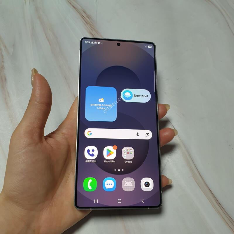 SK ������ S25��Ʈ�� ƼŸ���ǹ����� 256G S�� �Ǹ��մϴ�