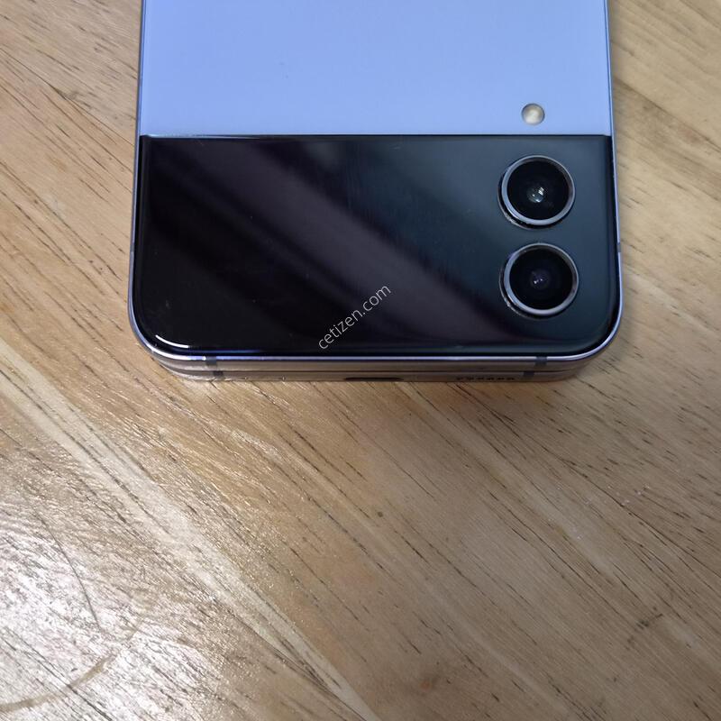 �Ｚ������Z FLIP 4 ����