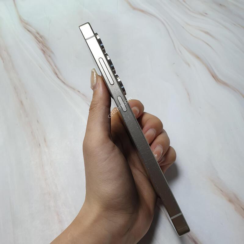 KT ������ S25��Ʈ�� ƼŸ���׷��� 256G A�� �Ǹ��մϴ�