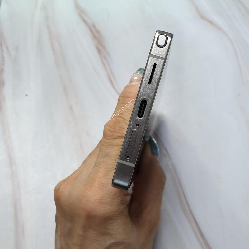 KT ������ S25��Ʈ�� ƼŸ���׷��� 256G A�� �Ǹ��մϴ�