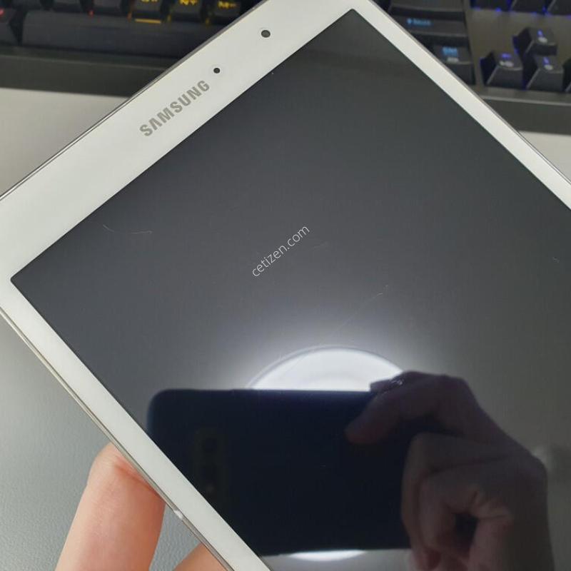 ������ �� ���� 8.4 / 32GB / ȭ��Ʈ