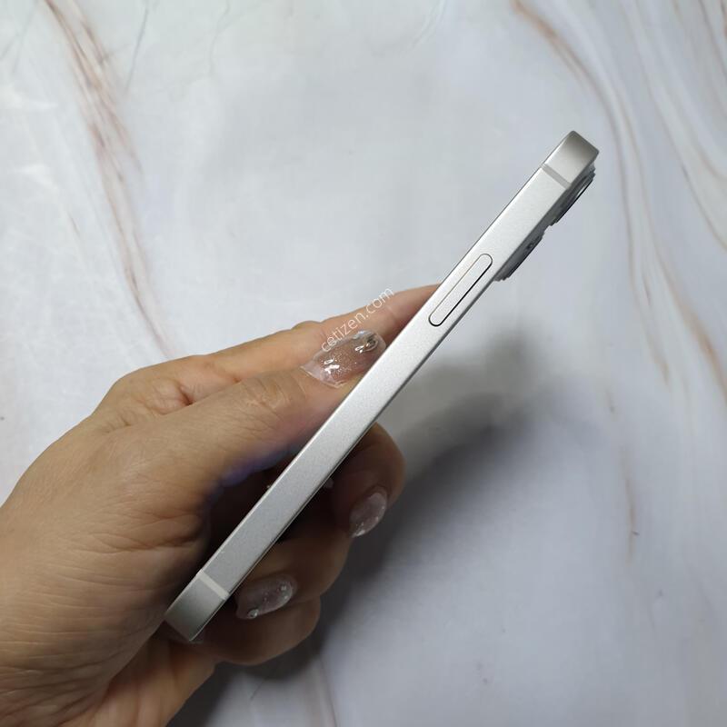 ������13�̴� ȭ��Ʈ 128G ������ �Ǹ��մϴ�