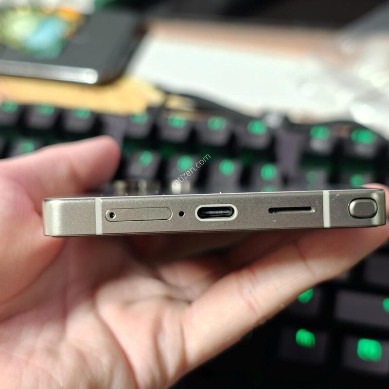 ������ S25 ��Ʈ�� 12GB/1TB ƼŸ������ �Ǹ��մϴ�.
