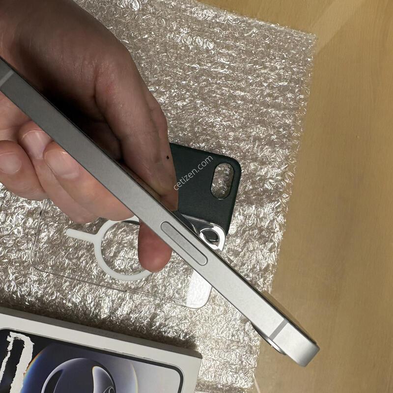 ������ 16e 128GB ȭ��Ʈ Ǯ�ڽ� �Ǹ��մϴ� (���͸� 100%)