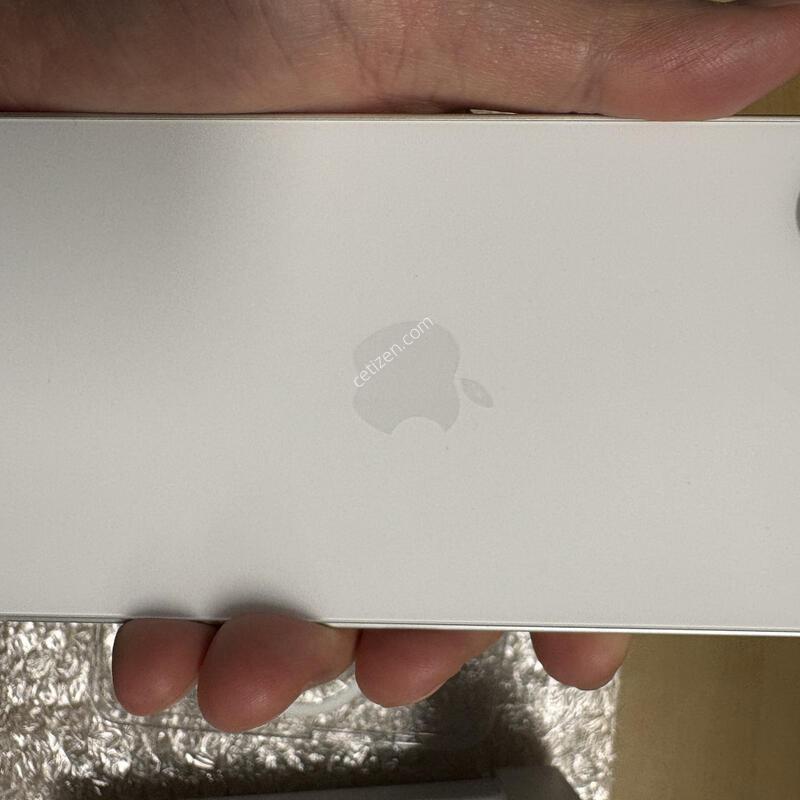 ������ 16e 128GB ȭ��Ʈ Ǯ�ڽ� �Ǹ��մϴ� (���͸� 100%)