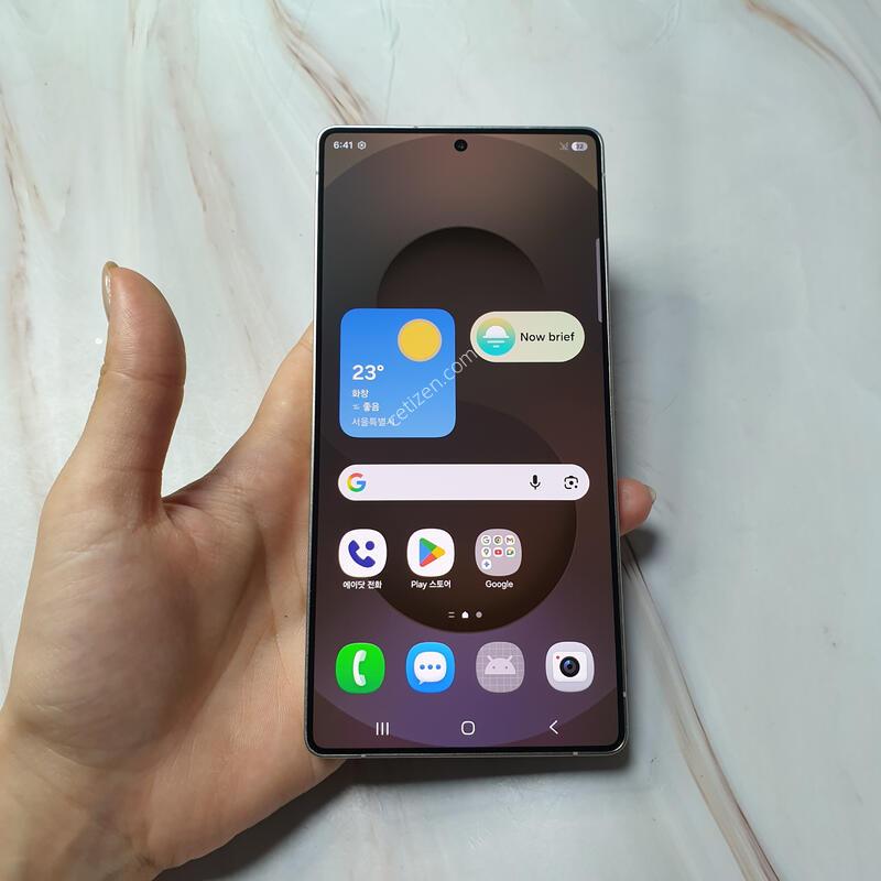 SK ������ S25��Ʈ�� ƼŸ���׷��� 256G S�� �Ǹ��մϴ�