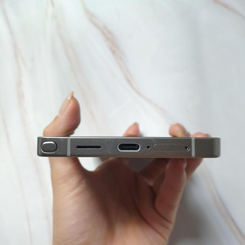 SK ������ S25��Ʈ�� ƼŸ���׷��� 256G S�� �Ǹ��մϴ�