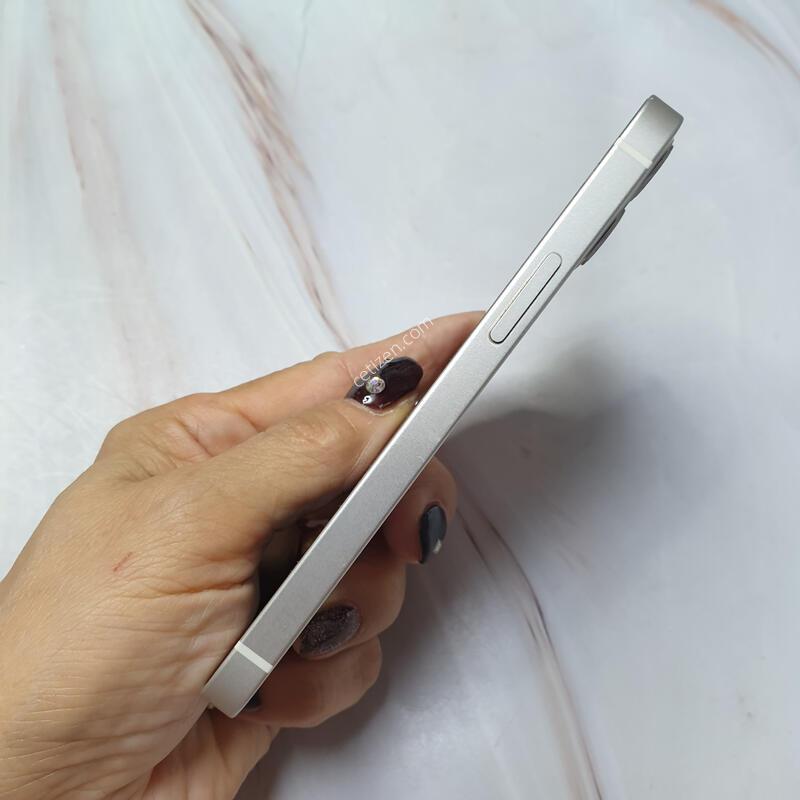 ������ 12�̴� ȭ��Ʈ 128G A�� �Ǹ��մϴ�
