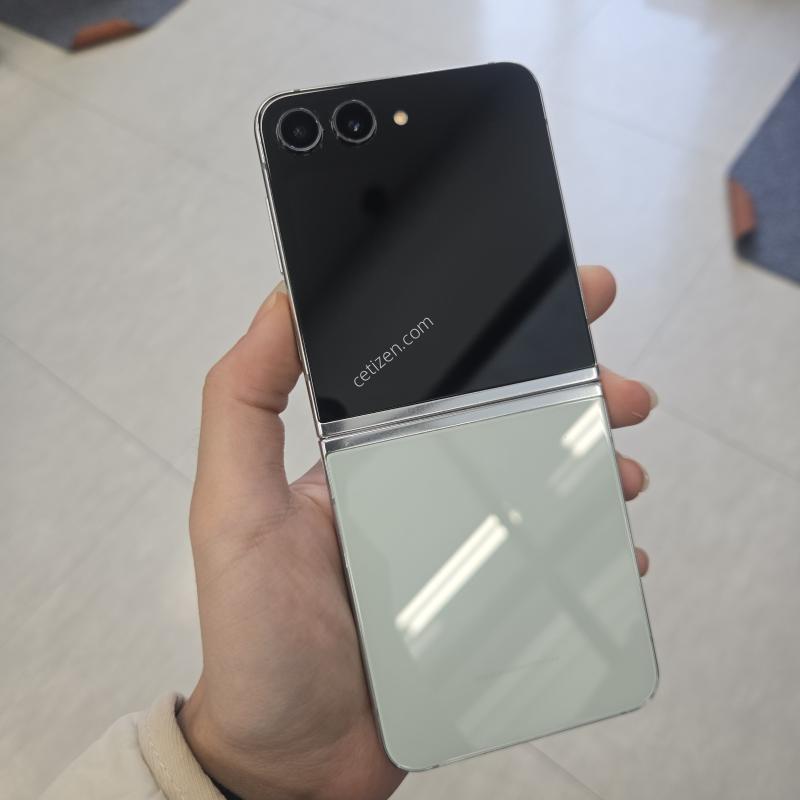갤럭시 Z플립5 그린 256GB 저렴하게판매해요(멍X잔상X기능정상)