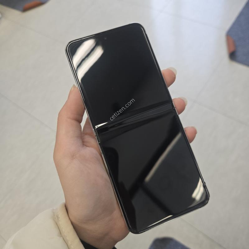 갤럭시 Z플립5 그린 256GB 저렴하게판매해요(멍X잔상X기능정상)