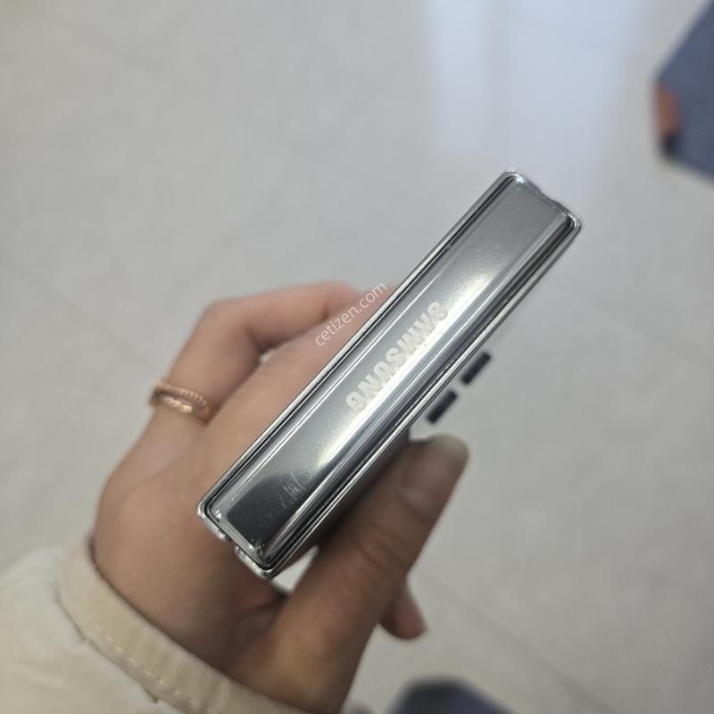 갤럭시 Z플립5 그린 256GB 저렴하게판매해요(멍X잔상X기능정상)