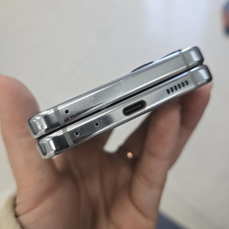 갤럭시 Z플립5 그린 256GB 저렴하게판매해요(멍X잔상X기능정상)