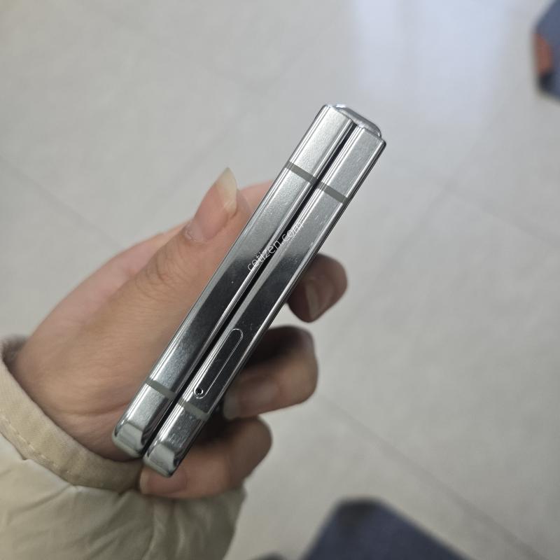 갤럭시 Z플립5 그린 256GB 저렴하게판매해요(멍X잔상X기능정상)