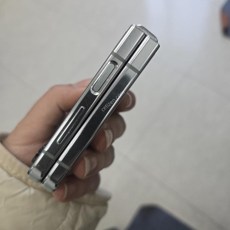 갤럭시 Z플립5 그린 256GB 저렴하게판매해요(멍X잔상X기능정상)