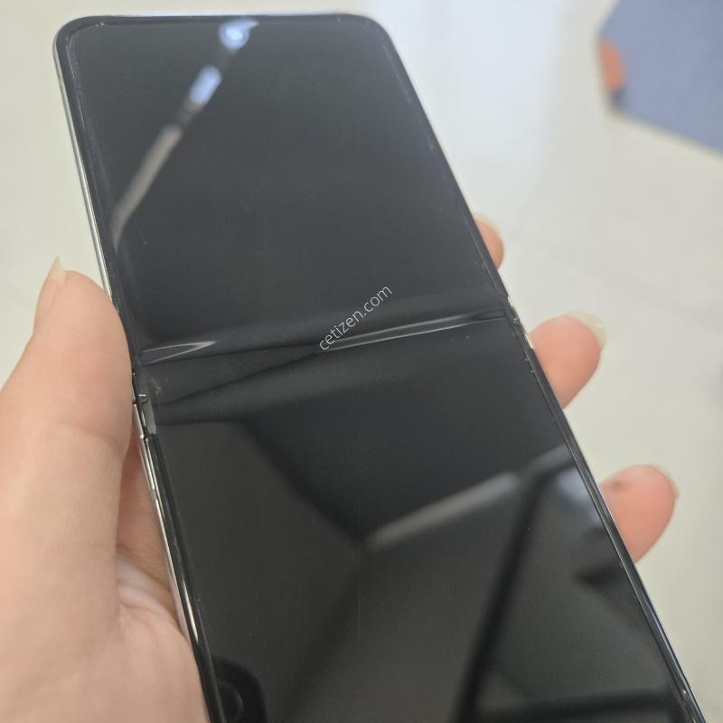 갤럭시 Z플립5 그린 256GB 저렴하게판매해요(멍X잔상X기능정상)