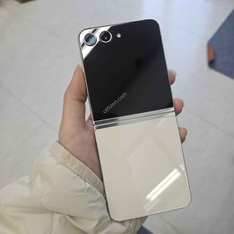 갤럭시 Z플립5 크림 256GB 특AAA+급 무잔상