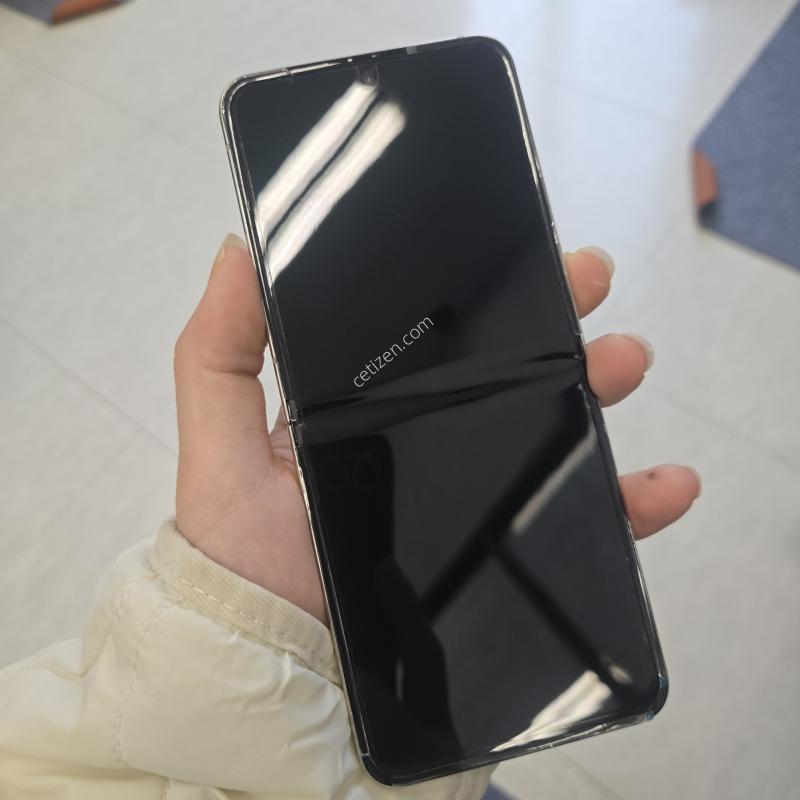 갤럭시 Z플립5 크림 256GB 특AAA+급 무잔상
