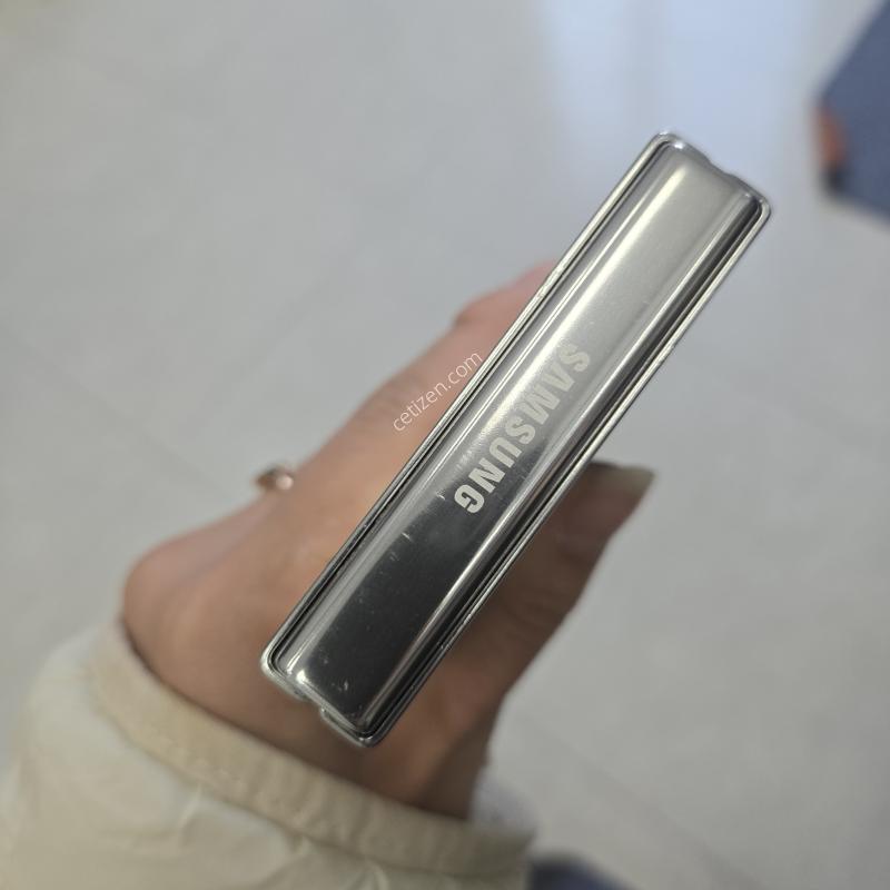 갤럭시 Z플립5 크림 256GB 특AAA+급 무잔상