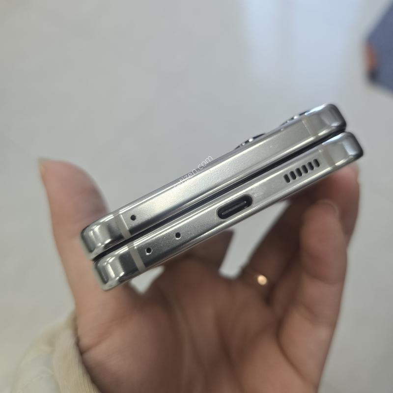 갤럭시 Z플립5 크림 256GB 특AAA+급 무잔상