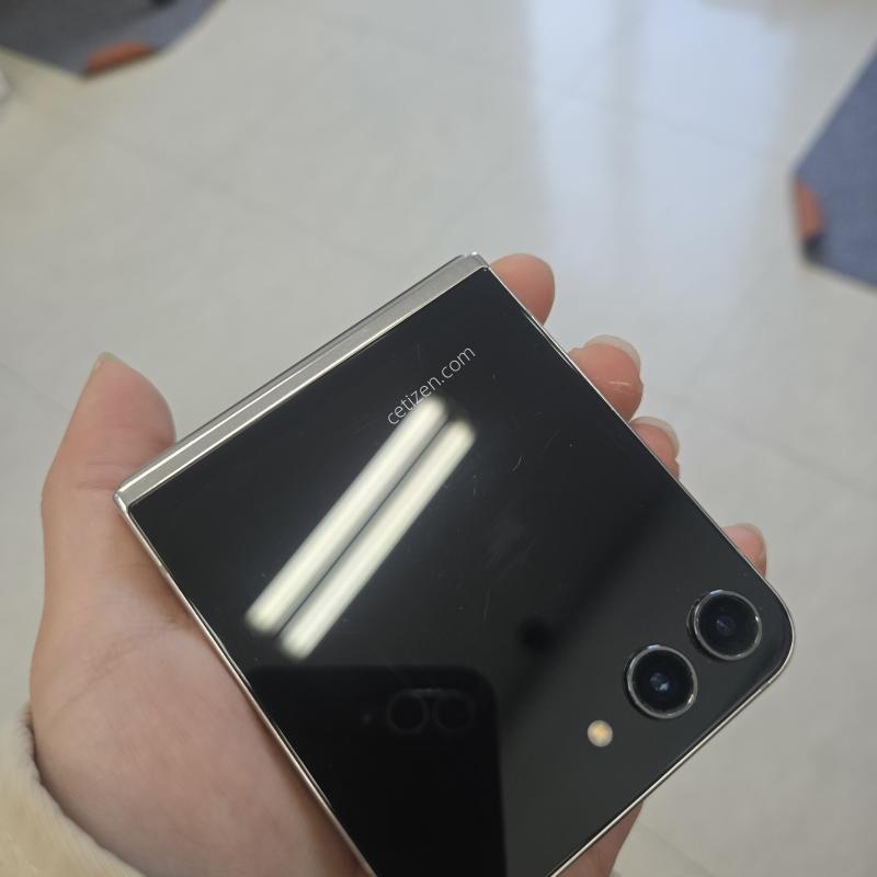 갤럭시 Z플립5 크림 256GB 특AAA+급 무잔상