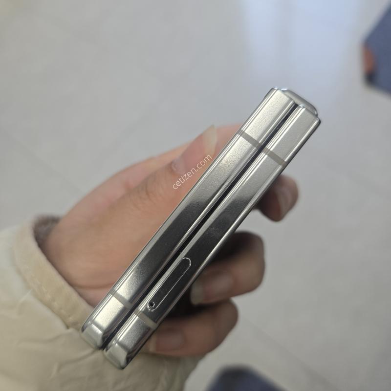 갤럭시 Z플립5 크림 256GB 특AAA+급 무잔상