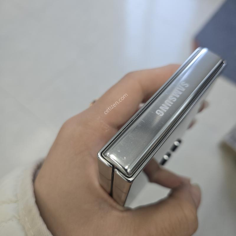 갤럭시 Z플립5 크림 256GB 특AAA+급 무잔상