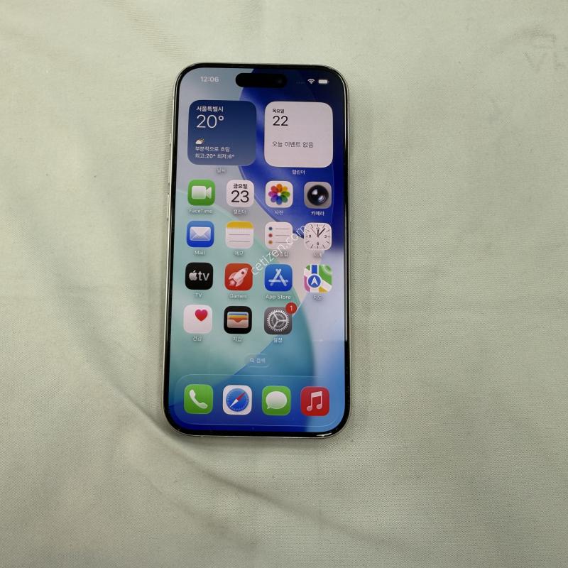 아이폰 15Pro 256G 화이트 티탸늄 SKT향 모델 판매 합니다.