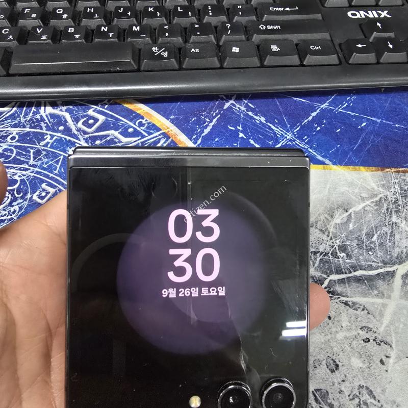 플립5256기가 블랙 판매합니다.