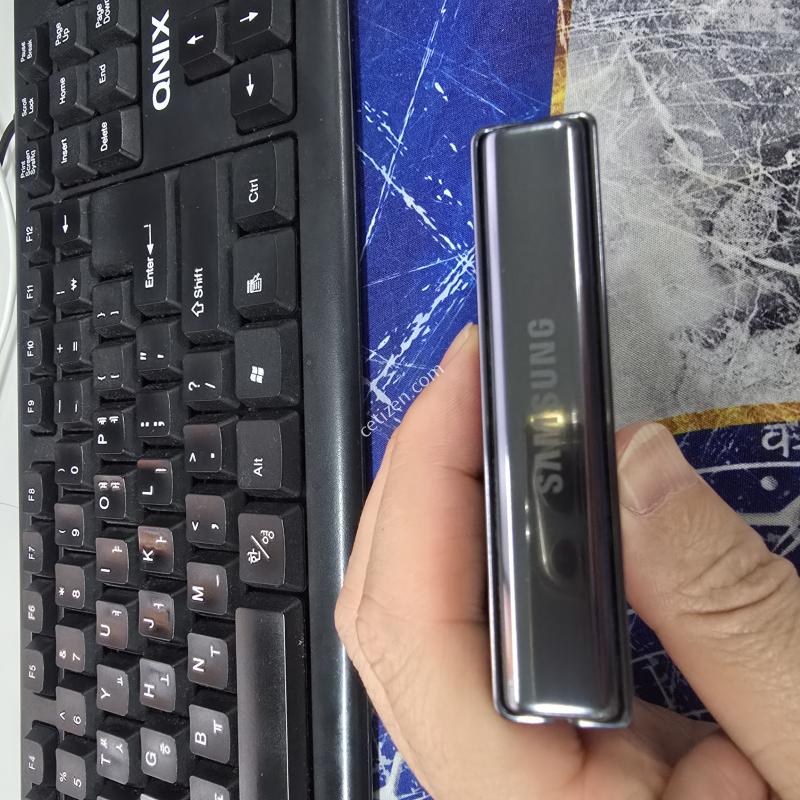 플립5256기가 블랙 판매합니다.