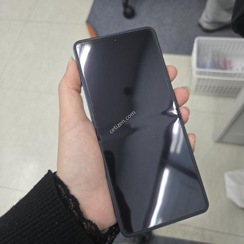 갤럭시Z플립7 네이비 512GB A급 찍힘 외 액정깨끗무잔상