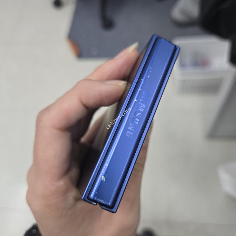 갤럭시Z플립7 네이비 512GB A급 찍힘 외 액정깨끗무잔상