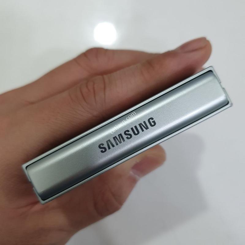 갤럭시 플립6 256G 무잔상 상태굿 중고폰 공기계