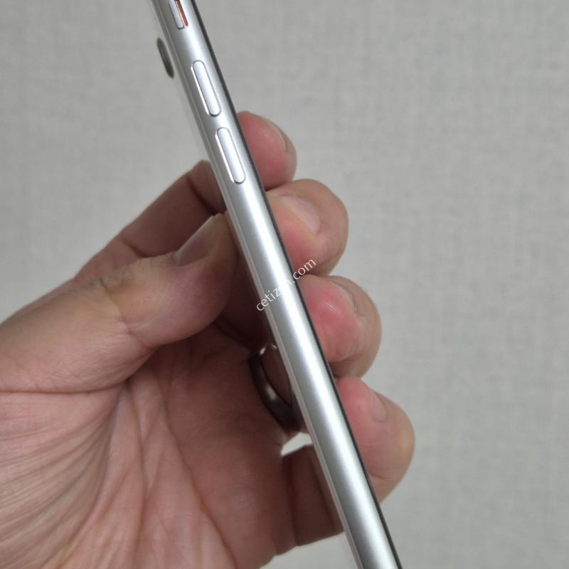 SE2 128G 화이트 배터리성능 87% A급