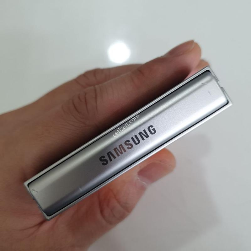 갤럭시 플립6 256G 자급제 무잔상 상태굿 중고폰 공기계