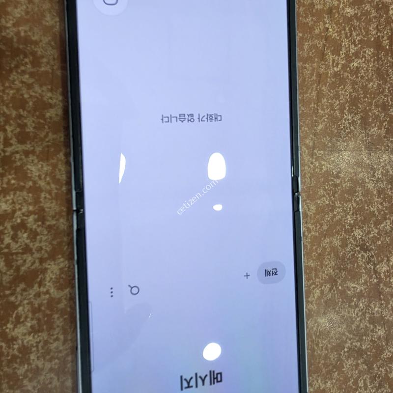 플립6 외부 기스 있고 내부액정 문제 없음 (필름 안붙임)