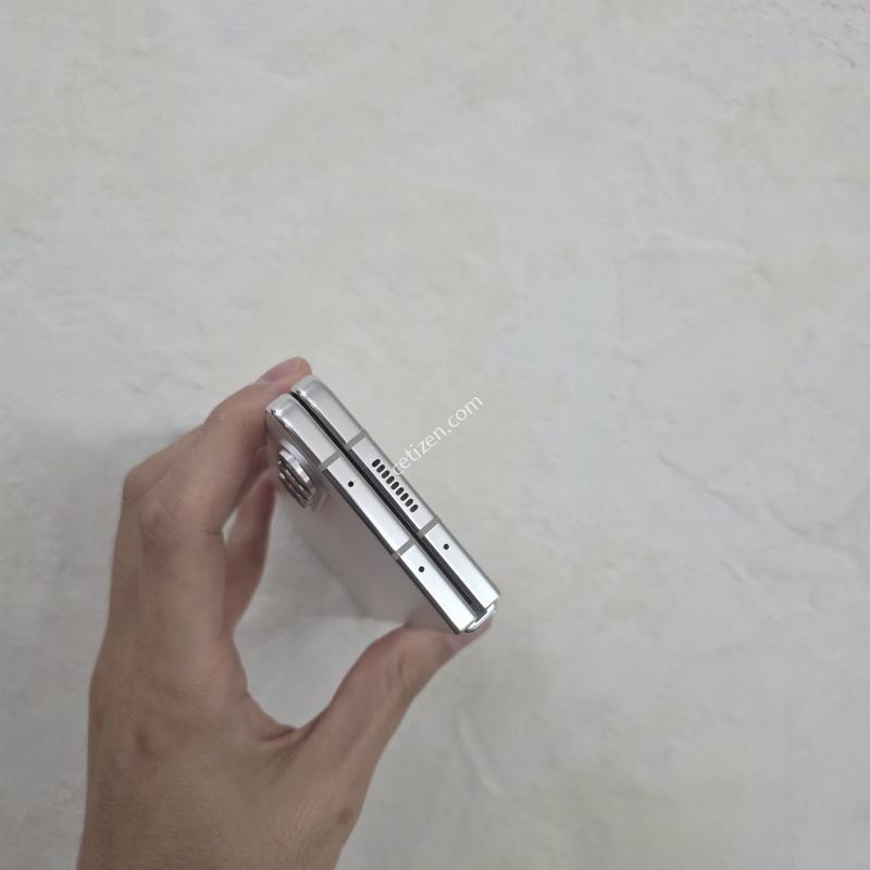 폴드5 크림색상 깨끗!!