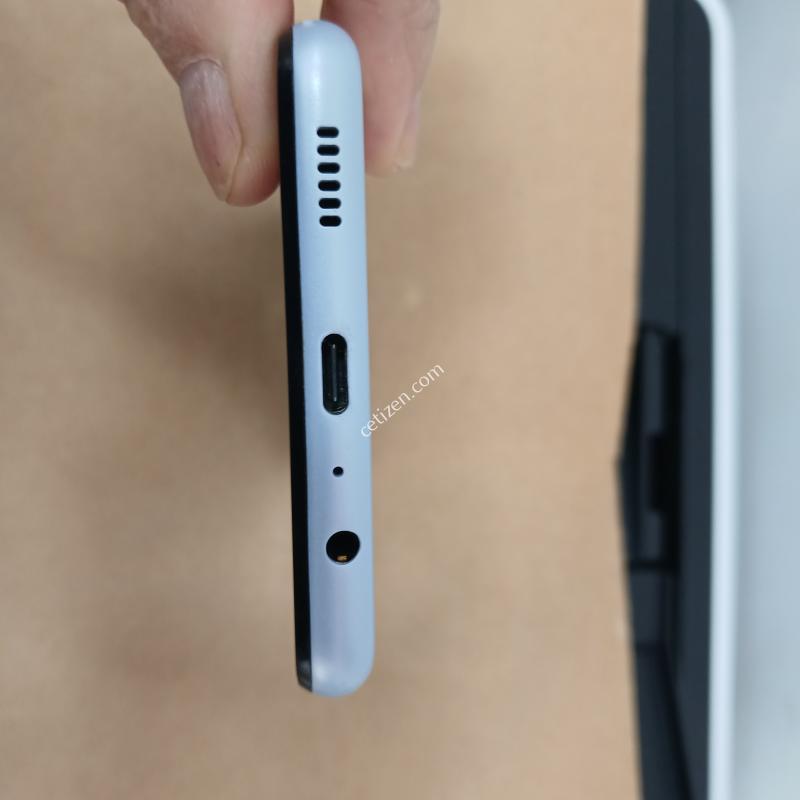 SM-A136N생활잔상없어요액정화면에 약하게 스크러치있어요뒷면에먼지스크러치잇어요 충전기드려요
